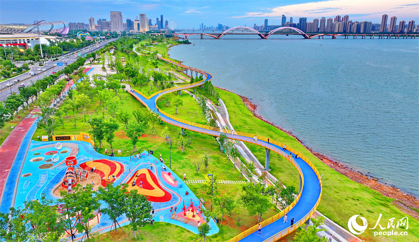 南昌市紅谷灘區贛江市民公園，漫游長廊、休閑步道、兒童樂園等功能型、游樂類設施成為市民健身鍛煉的好去處。人民網 朱海鵬攝