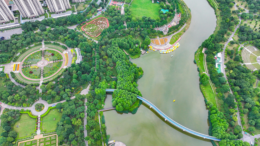 2025年6月14日，江西省抚州市三翁花园里，树木郁郁葱葱，花园观赏、游步道、水上游乐等设施齐全，吸引许多市民前来游玩。郭昊摄