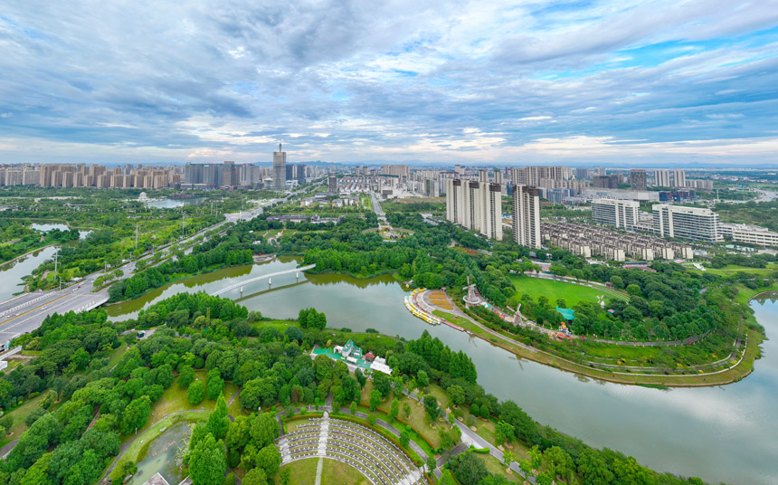 2025年6月14日，江西省抚州市三翁花园里，树木郁郁葱葱，花园观赏、游步道、水上游乐等设施齐全，吸引许多市民前来游玩。郭昊摄