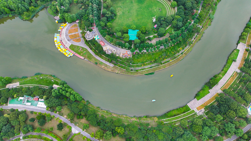 2025年6月14日，江西省撫州市三翁花園裡，樹木郁郁蔥蔥，花園觀賞、游步道、水上游樂等設施齊全，吸引許多市民前來游玩。郭昊攝