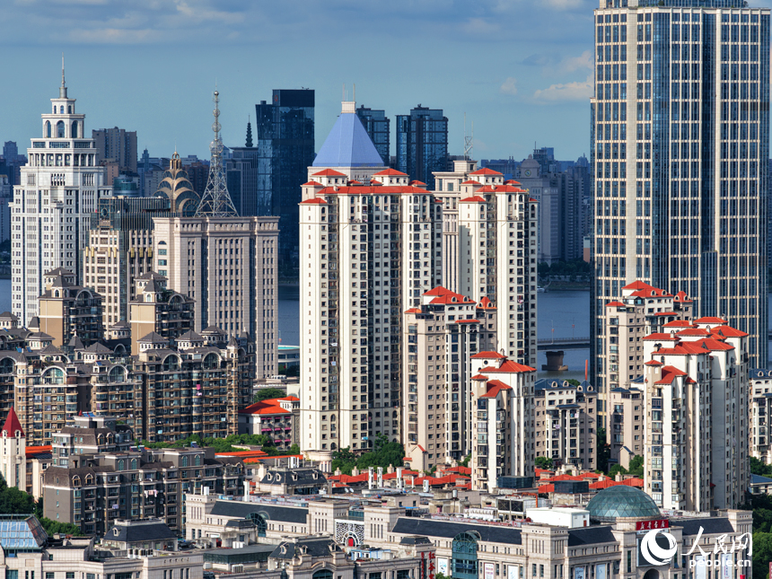 云海之下，高楼、街道与公园、河流相互交织，构成一幅秀美的都市生态画卷。人民网记者 毛思远摄