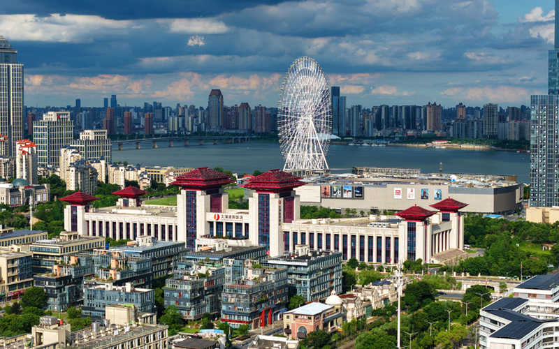 碧空流云绘洪城