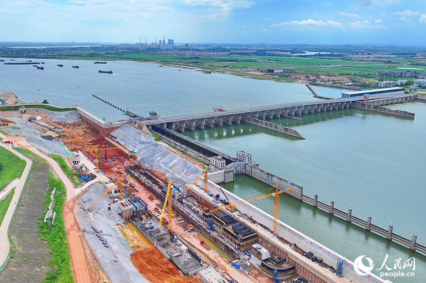 豐城市贛江龍頭山樞紐二線船閘項目工地塔吊林立，工人在進行航道船閘混凝土澆筑。人民網 朱海鵬攝