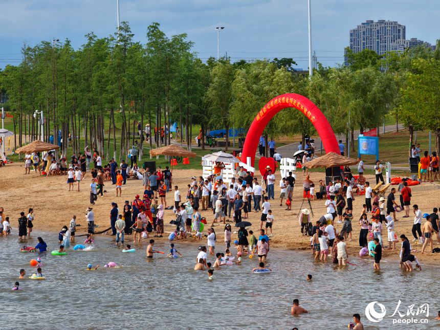 备受瞩目的赣江“两滩七湾”天然泳场正式向公众开放，南昌市民开启亲水新体验。人民网记者 毛思远摄