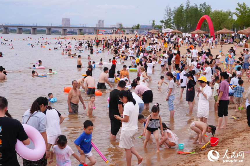 备受瞩目的赣江“两滩七湾”天然泳场正式向公众开放，南昌市民开启亲水新体验。人民网记者 毛思远摄