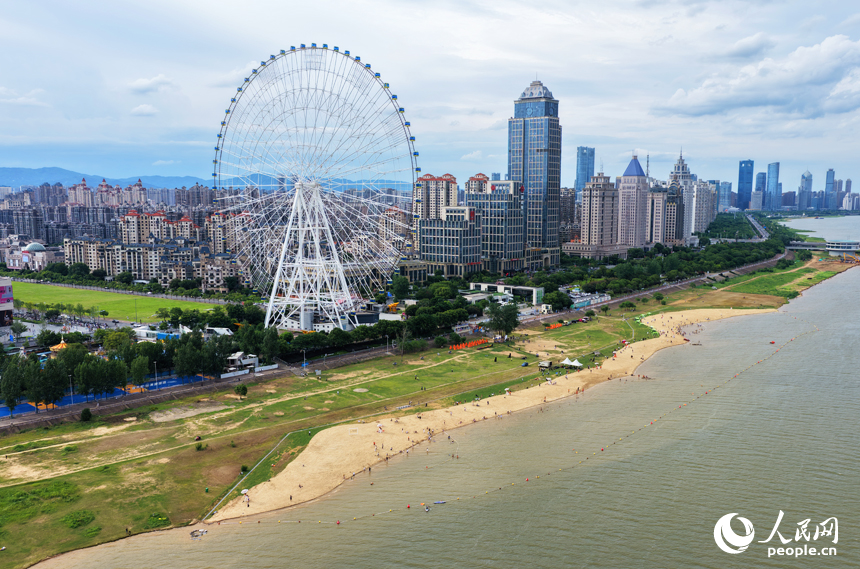 6月20日，俯瞰赣江“两滩七湾”红谷滩区摩天湾泳场，市民游客如织。人民网记者 毛思远摄