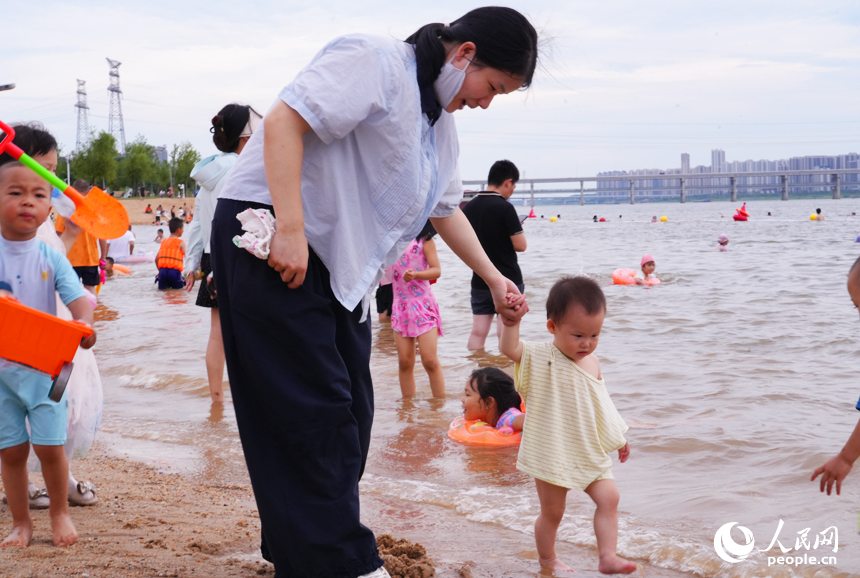 在七星湾泳场，市民游客乐享亲水生活。人民网记者 毛思远摄