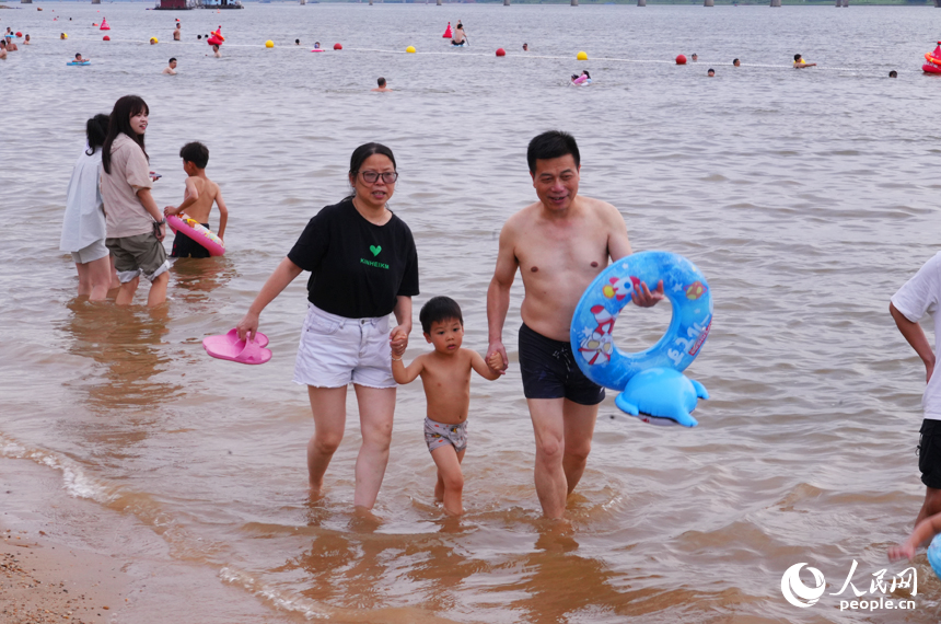 在七星湾泳场，市民游客乐享亲水生活。人民网记者 毛思远摄