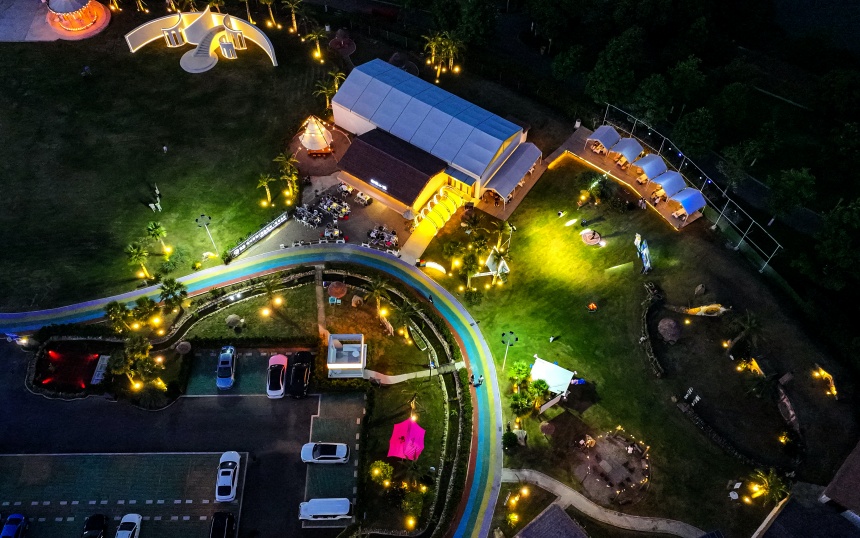 撫州市臨川區三翁花園附近的一處新建成露營基地，眾多市民游客前來游玩體驗。郭昊攝