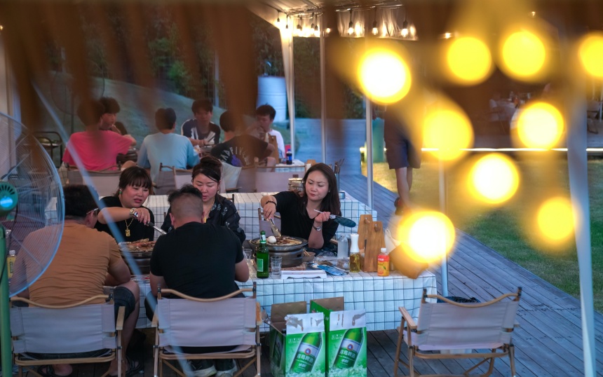 撫州市臨川區三翁花園附近的一處新建成露營基地，眾多市民游客前來游玩體驗。郭昊攝