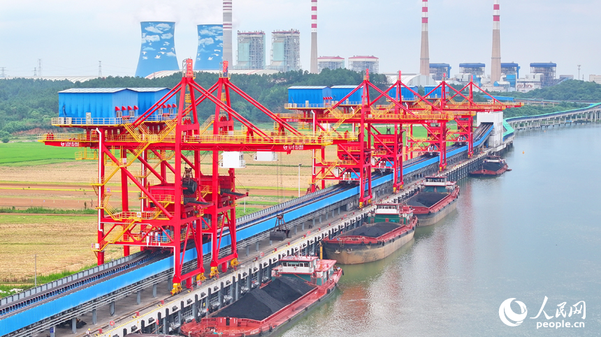 豐城港區尚庄貨運碼頭，橋吊起重機和傳輸帶將一船船電煤運往發電廠發電。人民網 朱海鵬攝