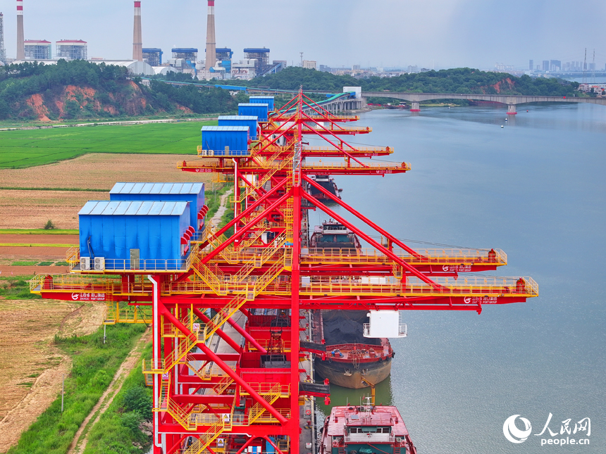 豐城港區尚庄貨運碼頭，橋吊起重機和傳輸帶將一船船電煤運往發電廠發電。人民網 朱海鵬攝