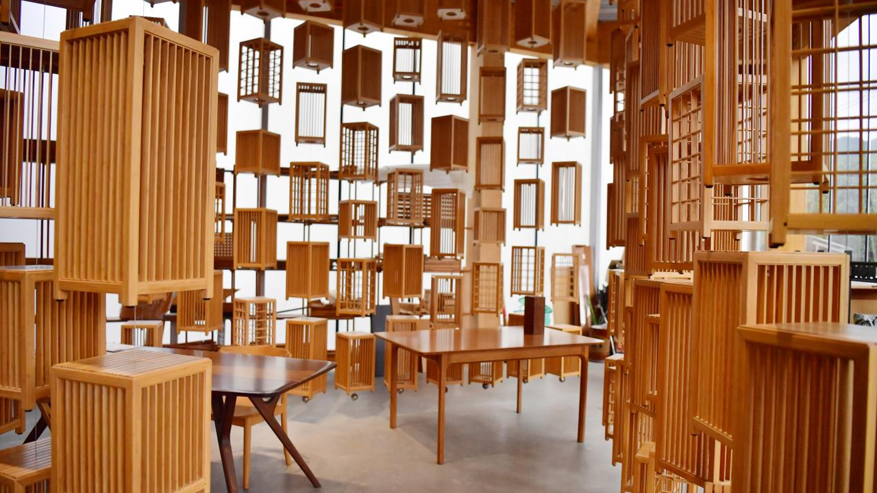 赣州森泰竹木有限公司竹展厅内展出的竹灯笼装饰品