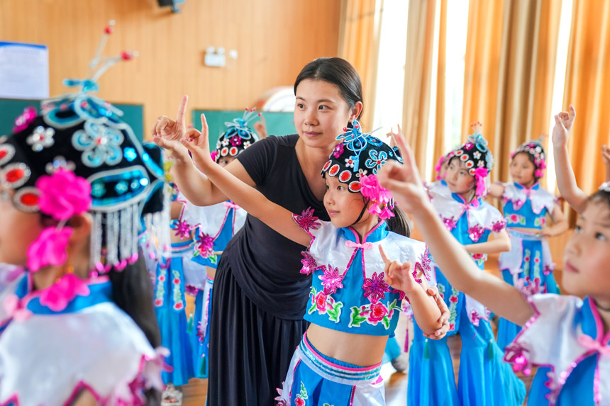 练功房里，老师正在指导该校寻梦曲苑戏曲社团学生练习抚州采茶戏基本功。郭昊摄
