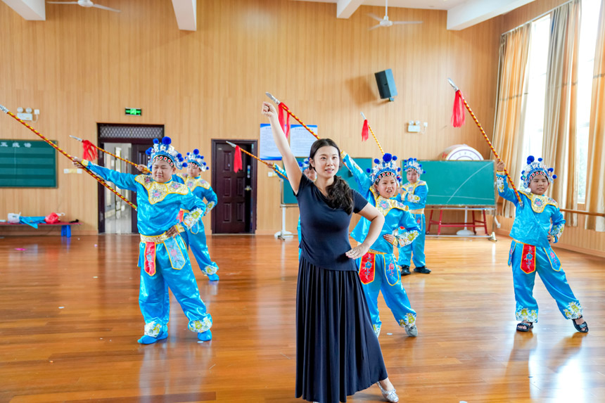 练功房里，老师正在指导该校寻梦曲苑戏曲社团学生练习抚州采茶戏基本功。郭昊摄