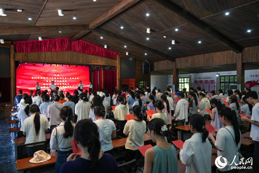 同學們參觀革命歷史遺址，領略革命文化。人民網 涂詩軒攝