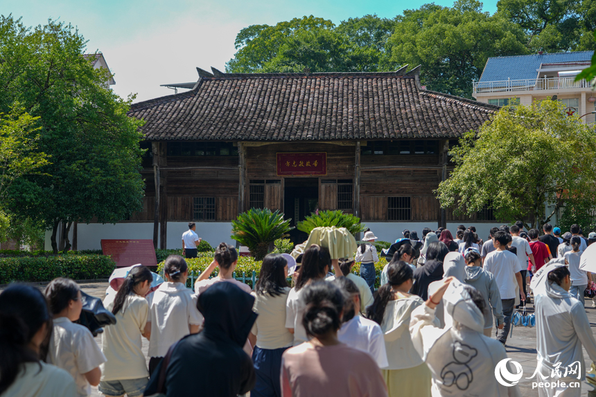 同学们参观革命历史遗址，领略革命文化。人民网 涂诗轩摄