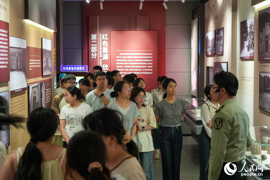 同学们参观革命历史遗址，领略革命文化。人民网 涂诗轩摄