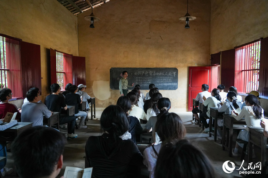 同学们参观革命历史遗址，领略革命文化。人民网 涂诗轩摄
