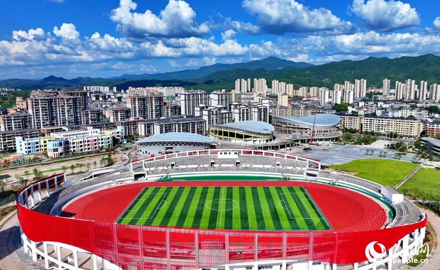 贛州市石城縣西城體育中心項目建設現場，工人在安裝體育館鋼結構屋面網架和頂棚。人民網 朱海鵬攝
