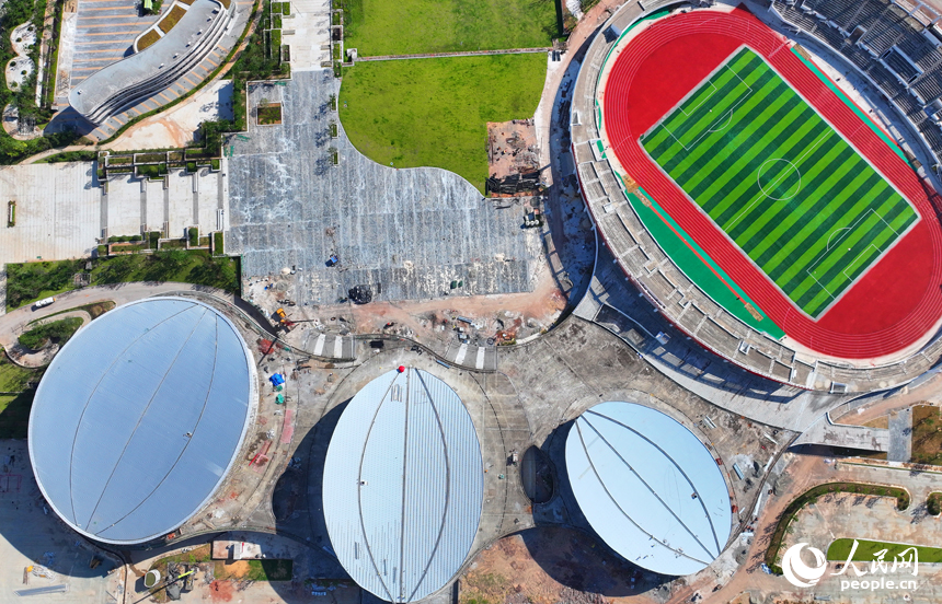 赣州市石城县西城体育中心项目建设现场，工人在安装体育馆钢结构屋面网架和顶棚。人民网 朱海鹏摄