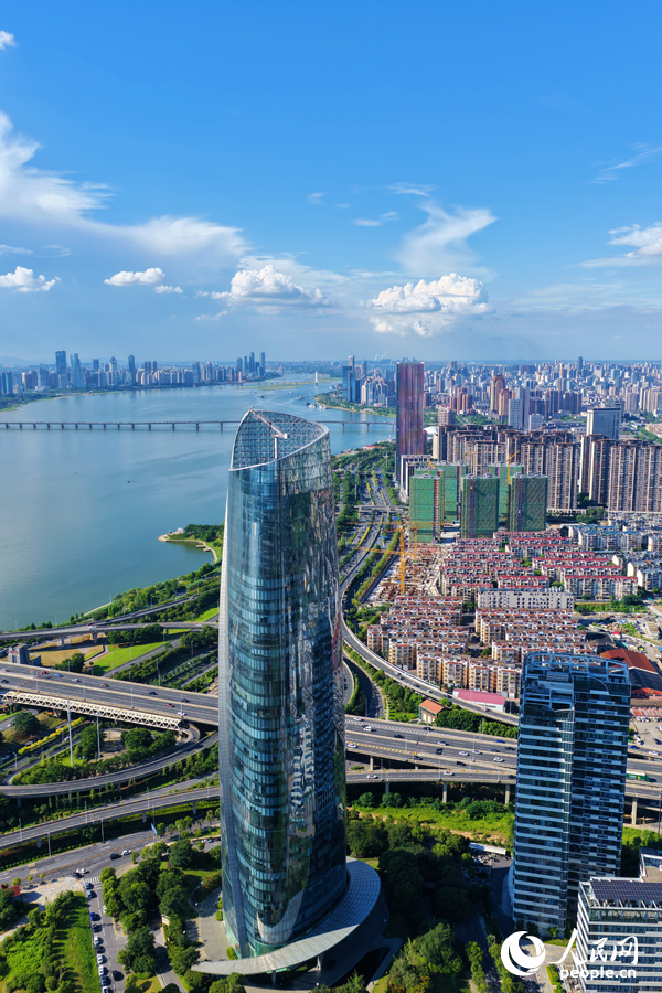 6月27日，江西省南昌市碧空如洗，藍天白雲下一江兩岸秀美如畫。人民網記者 毛思遠攝