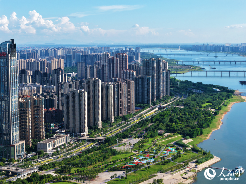 6月27日，江西省南昌市碧空如洗，藍天白雲下一江兩岸秀美如畫。人民網記者 毛思遠攝