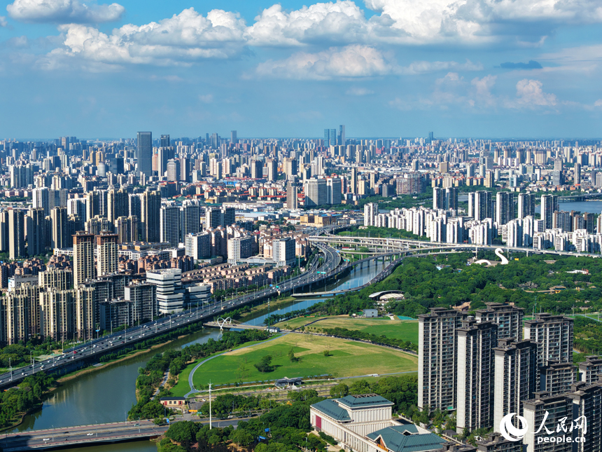 城市建筑与河流、公园构成一幅美丽的生态画卷。人民网记者 毛思远摄