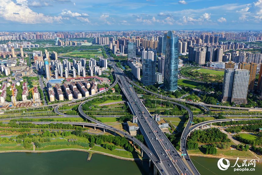 6月27日，江西省南昌市碧空如洗，蓝天白云下一江两岸秀美如画。人民网记者 毛思远摄