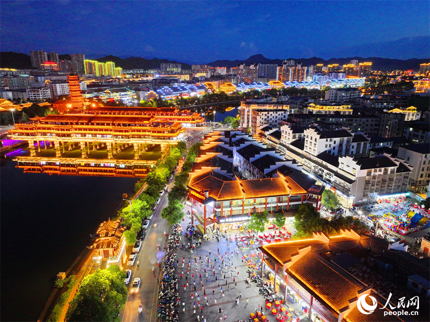 贛州市石城縣琴江鎮琴江兩岸古建筑燈光璀璨，許多游客前來觀賞古鎮夜景，品嘗夜市美食。人民網 朱海鵬攝