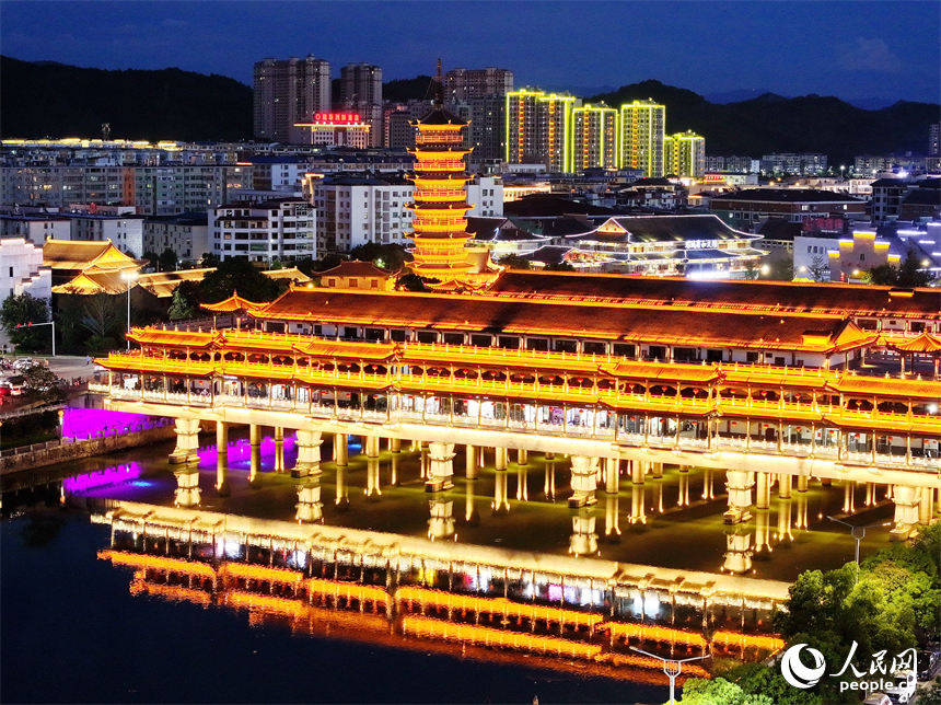 贛州市石城縣琴江鎮琴江兩岸古建筑燈光璀璨，許多游客前來觀賞古鎮夜景，品嘗夜市美食。人民網 朱海鵬攝