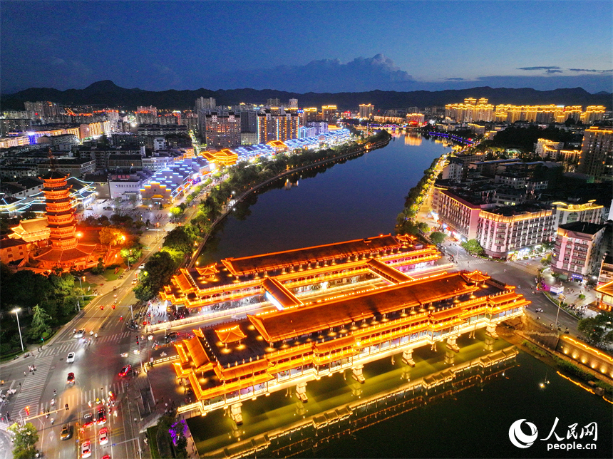 贛州市石城縣琴江鎮琴江兩岸古建筑燈光璀璨，許多游客前來觀賞古鎮夜景，品嘗夜市美食。人民網 朱海鵬攝