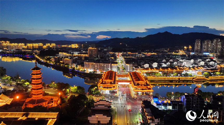 贛州市石城縣琴江鎮琴江兩岸古建筑燈光璀璨，許多游客前來觀賞古鎮夜景，品嘗夜市美食。人民網 朱海鵬攝