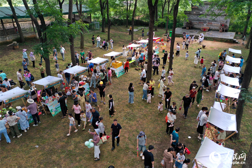觀山鎮依托天然林地優勢，精心策劃了鄉村游園活動，吸引了眾多游客前來體驗森林野趣。人民網記者 時雨攝