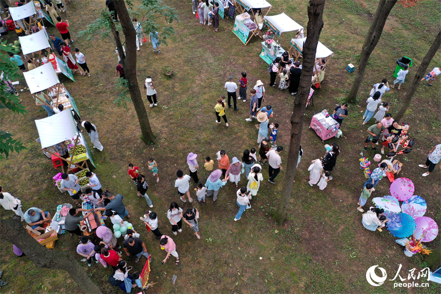 觀山鎮依托天然林地優勢，精心策劃了鄉村游園活動，吸引了眾多游客前來體驗森林野趣。人民網記者 時雨攝