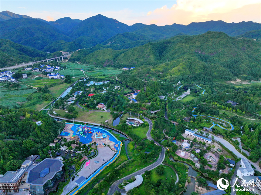 贛州市石城縣琴江鎮大畬村的一處鄉村水上樂園，不少游客少在體驗彩虹滑道、海浪池、螺旋滑梯等戲水游玩項目。人民網 朱海鵬攝