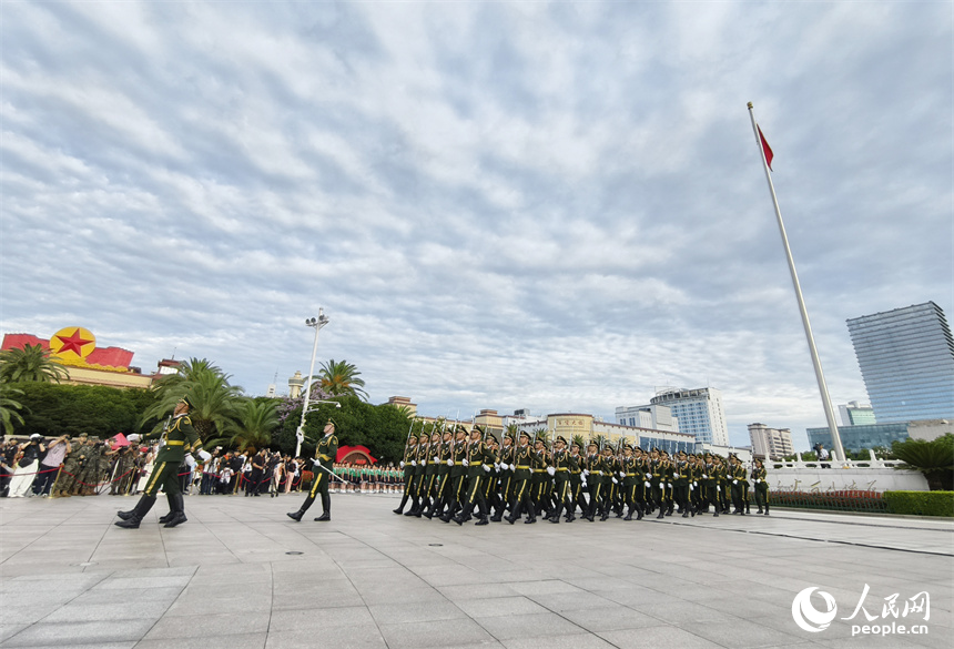 升旗结束后，护旗方队从升旗台走回八一南昌起义纪念塔。人民网记者 时雨摄