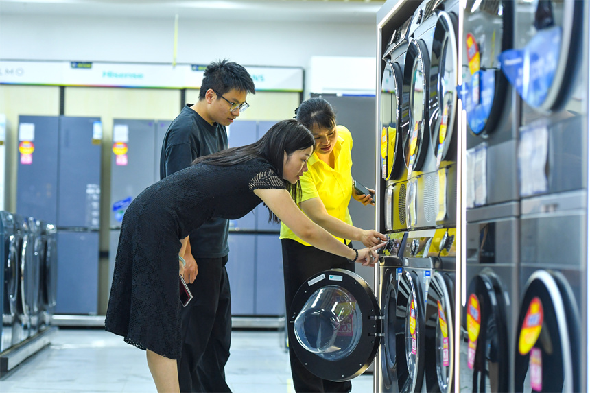在樟樹市一家家電超市內，市民正在購買家電。 周亮攝