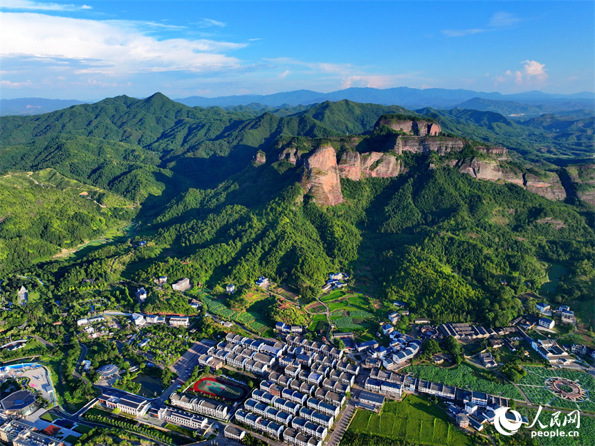 赣州市石城县琴江镇大畲村，错落分布的农房与莲田、山峦、旅游公路相映成景，构成一幅绿意盎然、和美宜居的山乡画卷。人民网 朱海鹏摄