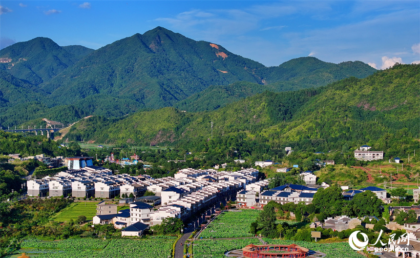 赣州市石城县琴江镇大畲村，错落分布的农房与莲田、山峦、旅游公路相映成景，构成一幅绿意盎然、和美宜居的山乡画卷。人民网 朱海鹏摄