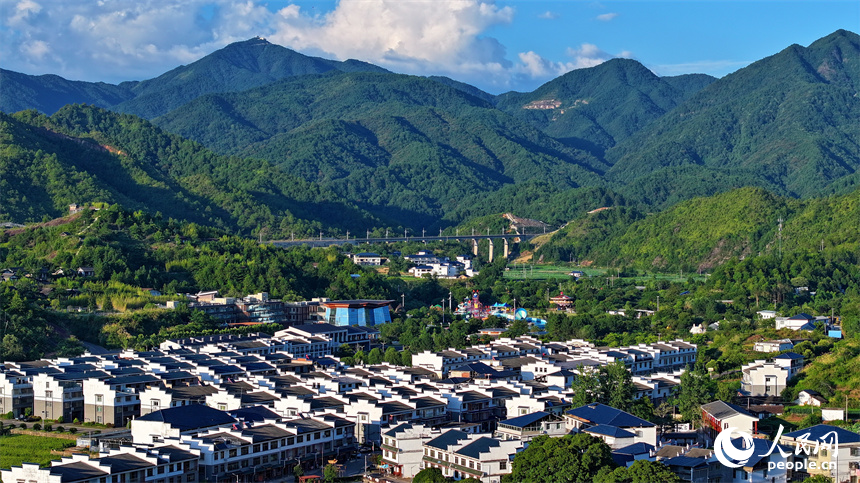 赣州市石城县琴江镇大畲村，错落分布的农房与莲田、山峦、旅游公路相映成景，构成一幅绿意盎然、和美宜居的山乡画卷。人民网 朱海鹏摄