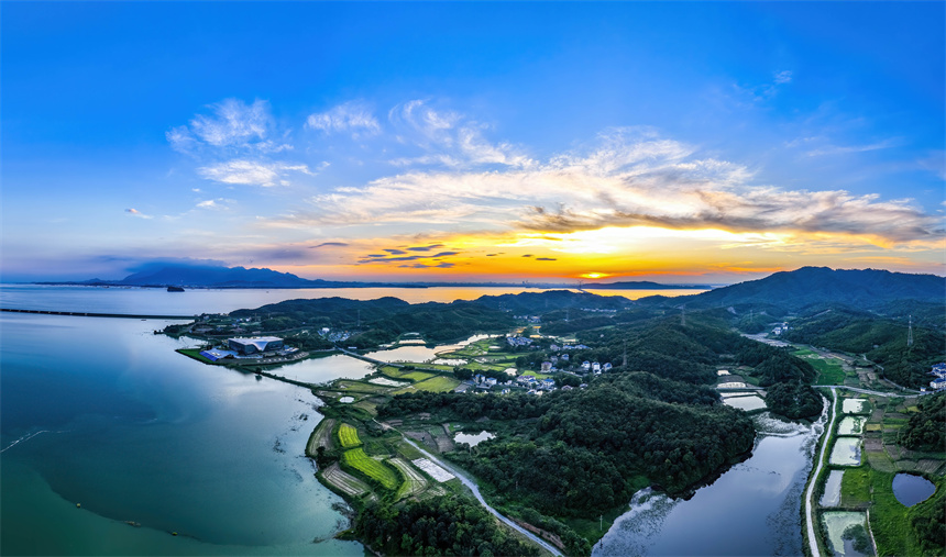 7月1日，夕陽映照下的江豚灣水生生物保護基地美不勝收。李學華攝