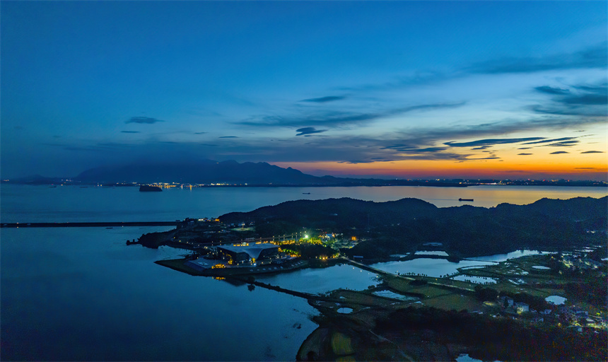 7月1日，夕陽映照下的江豚灣水生生物保護基地美不勝收。李學華攝