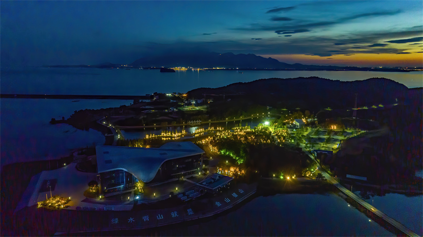 7月1日，夜色下的江豚灣水生生物保護基地美不勝收。李學華攝