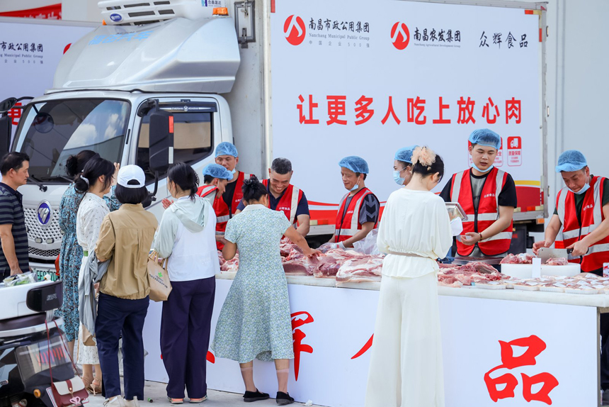 南昌洪旺智慧农批大市场开园，市民在现场选购商品。 