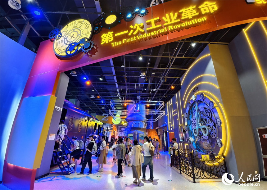 科技館在暑假期間迎來大批學生參觀。人民網記者 時雨攝