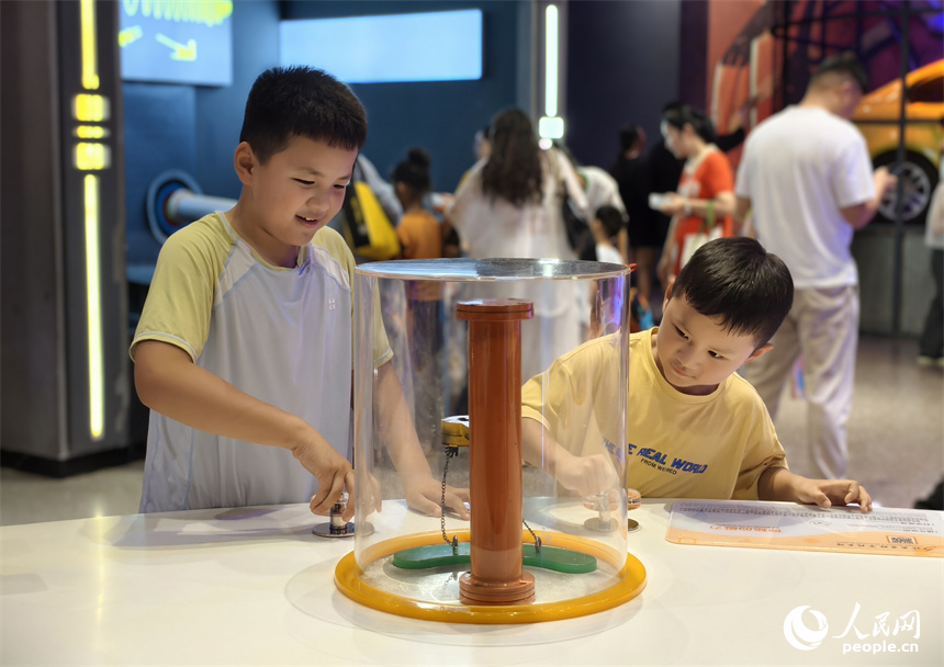 两位小朋友正在做科学小实验。人民网记者 时雨摄