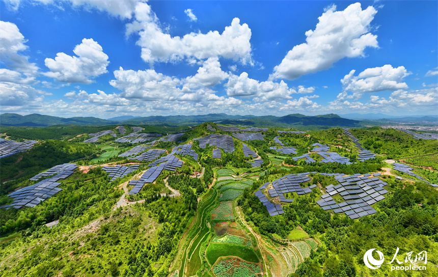 贛州市石城縣琴江鎮漢坑村的光伏發電項目基地，荒山坡上鱗次櫛比的光伏發電板蔚為壯觀。人民網 朱海鵬攝