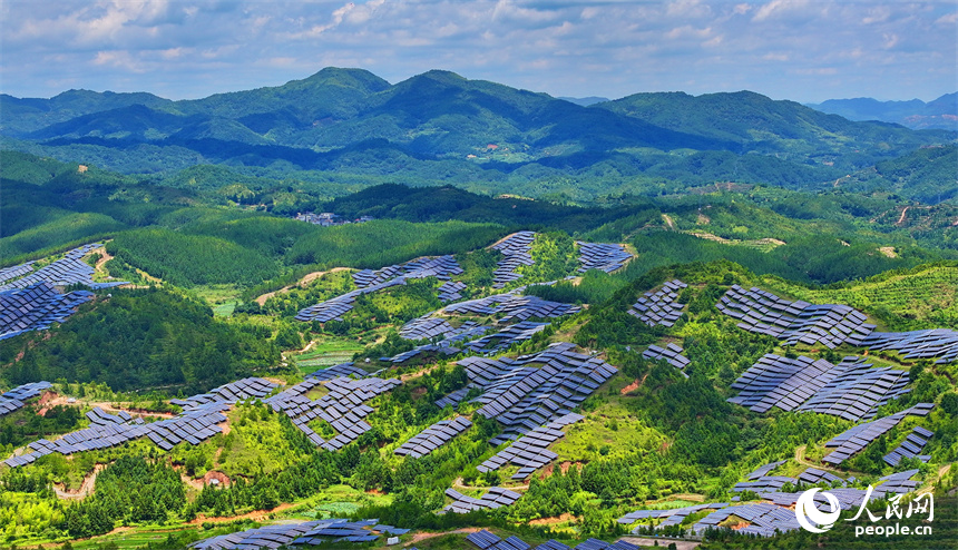 贛州市石城縣琴江鎮漢坑村的光伏發電項目基地，荒山坡上鱗次櫛比的光伏發電板蔚為壯觀。人民網 朱海鵬攝