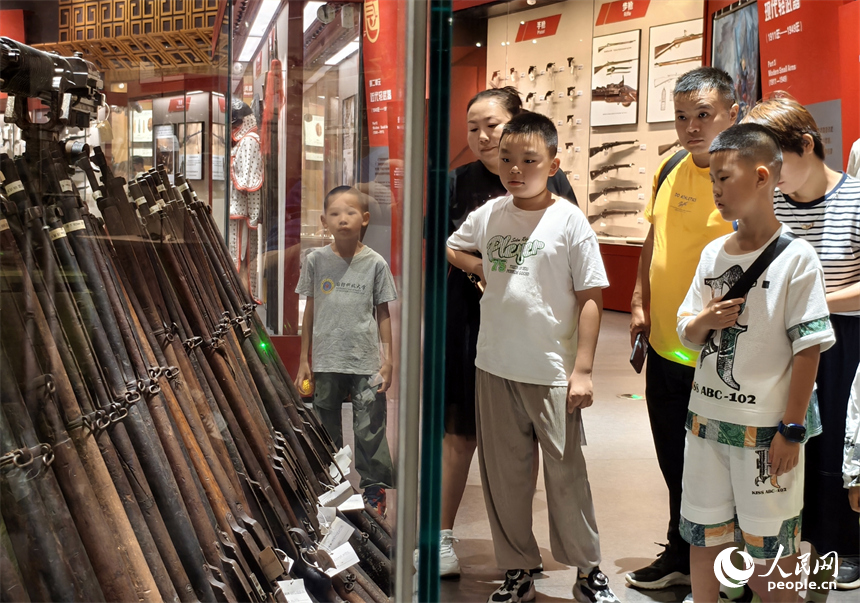 暑假期间，学生们走进南昌军事主题公园轻武器馆参观，学习国防知识，感受军事科技的魅力。人民网记者 时雨摄
